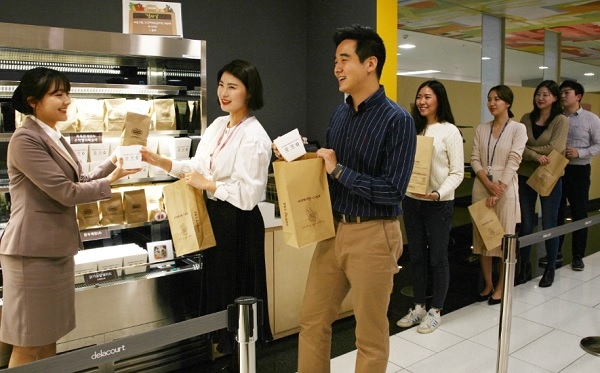 수원 '삼성 디지털시티' 사내 식당에서 임직원들이 테이크아웃 음식이 담긴 재생종이 봉투를 들고 있다.(사진=삼성전자)