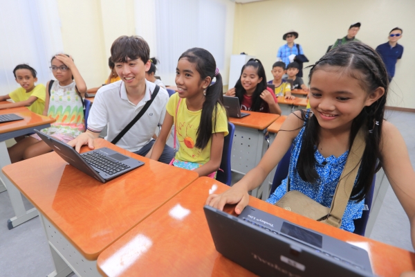 보라카이 발라박 초등학교에서 학생들이 태블릿PC를 통해 수업을 받고 있다 (사진=KT)