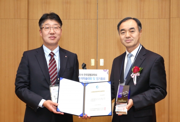 김훈 LG유플러스 네트워크 부문 전무(왼쪽)가 조해형 경영과학응용대상을 수상하고 있다 (사진=LG유플러스)