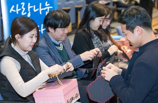 1일 수원 '삼성 디지털 시티'에서 열린 삼성전자 창립 49주년 기념식에서 임직원들이 어려운 이웃들에게 전달할 방한용품을 준비하고 있다.(사진= 삼성전자)