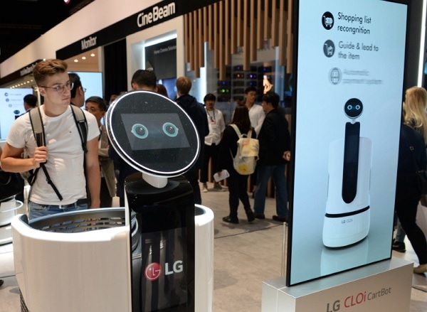 지난 9월 열린 ﻿IFA 2018에서 관람객들이  'LG 클로이 카트봇'을 살펴보고 있다.(사진=LG전자)