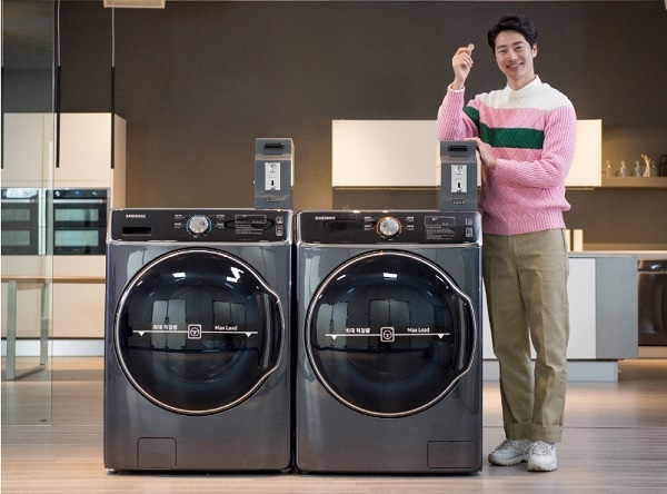 모델이 삼성전자 'B2B 세탁기·건조기'를 소개하고 있다.(사진=삼성전자)