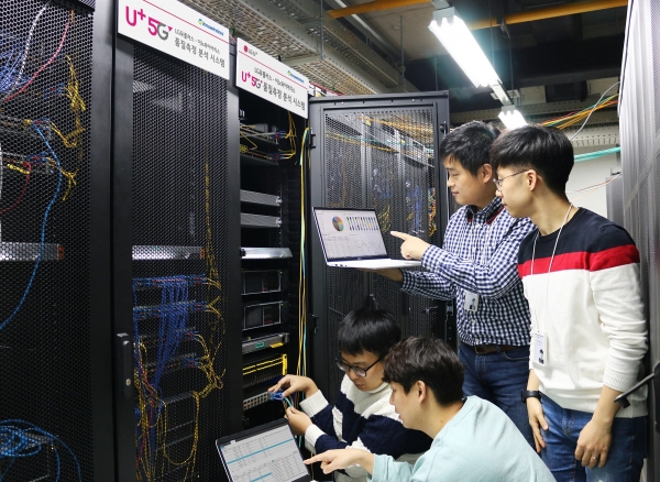 LG유플러스 네트워크 직원들이 상암사옥에 구축된 5G 네트워크 품질 통합 측정 분석 시스템을 점검하고 있다 (사진=LG유플러스)