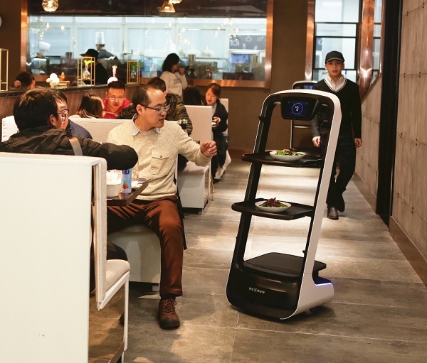 JD X 미래 레스토랑에서 로봇이 손님에게 음식을 서빙하고 있다.(사진=징둥닷컴)