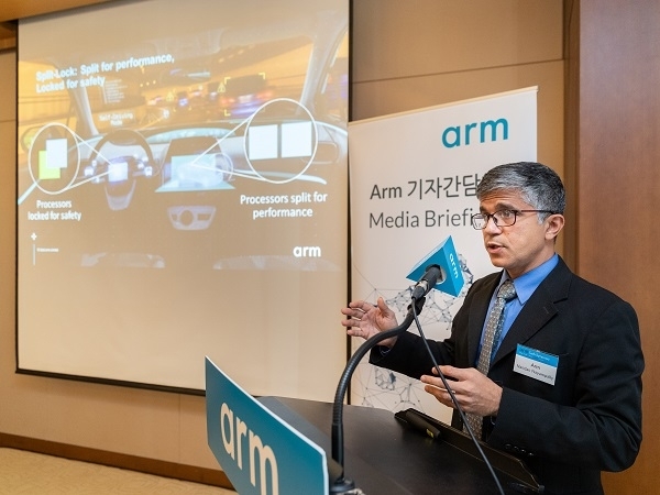 난단 나얌팔리 Arm 클라이언트 컴퓨팅 사업부 부사장이 ‘Arm 테크 심포지아’ 기자간담회에서 로드맵을 발표하고 있다. /Arm