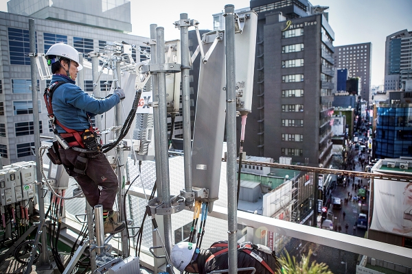 SK텔레콤 직원이 14일 명동 한 빌딩 옥상에서 5G 기지국을 점검하고 있다 (사진=SK텔레콤)