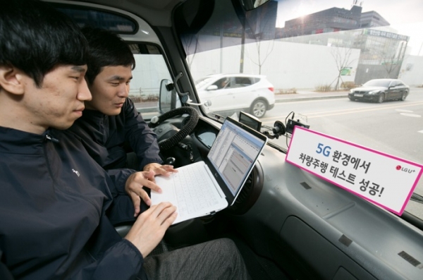 LG유플러스 직원들이 5G 환경에서 차량 주행 환경에서 대용량 스트리밍 서비스가 끊김없이 안정적으로 제공되는지 테스트를 진행하고 있다.