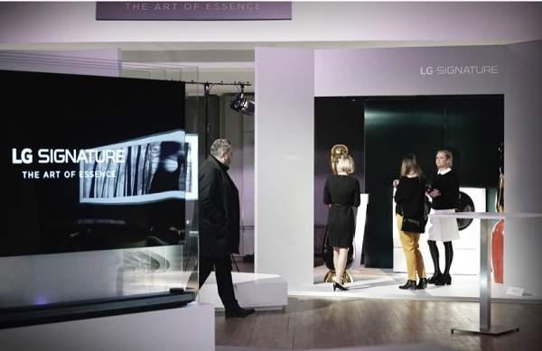 관람객들이 예술작품과 조화를 이룬 LG 시그니처 제품을 둘러보고 있는 모습(사진=LG전자)