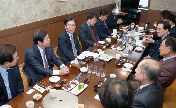 성윤모 산업통상자원부 장관이 지난달 22일 부산의 식당에서 부산지역 7개 기자재업체 대표와 '조선기자재업계 간담회'를 가졌다.