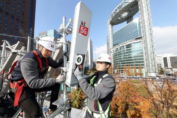 KT 직원이 종로 근처 한 빌딩 옥상에서 5G 기지국을 점검하고 있다 (사진=KT)