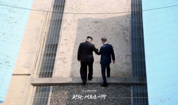 지난 4월 27일, 문재인 대통령과 김정은 국무위원장이 판문점 턱을 넘고 있다. (사진=청와대)