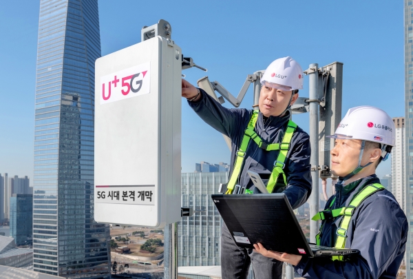 LG유플러스 직원들이 5G 전파 발사에 앞서 인천 송도에 구축된 5G 기지국을 최종 점검하고 있다 (사진=LG유플러스)
