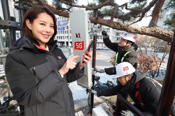 KT 직원들이 광화문에 설치된 5G 기지국을 점검하며, 삼성 5G 스마트폰 시제품을 테스트 하고 있다 (사진=KT)