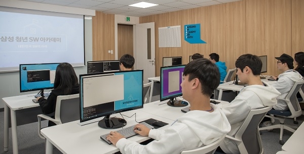 10일 '삼성 청년 소프트웨어 아카데미' 서울 캠퍼스에 입과하는 교육생들이 시범 교육을 받고 있다.(사진=삼성전자)