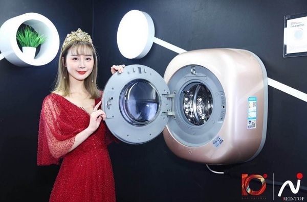 2018 중국 '홍딩장' 수상식장에서 대우전자 벽걸이 드럼세탁기 '미니'를 소개하는 모델(사진=대우전자)