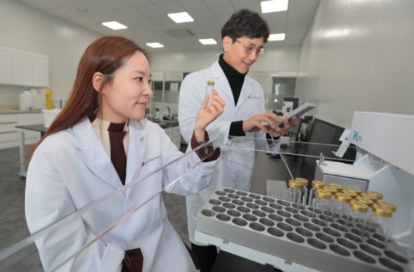 LG전자 식품과학연구소 연구원이 '전자 코' 장치로 식품의 보관에 따른 향의 변화를 화학적 성분 분석으로 측정하고 있다.(사진=LG전자)