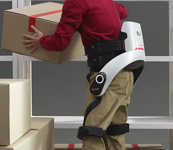 산업현장이나 상업, 물류공간에서 사용자의 허리근력을 보조하는 'LG 클로이 수트봇(사진=LG전자)