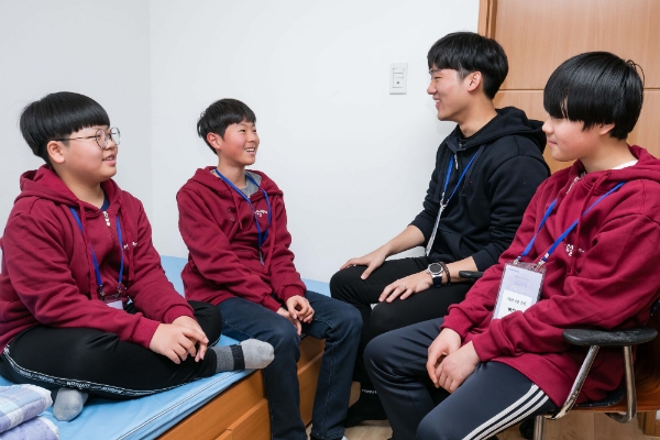 경희대학교 국제캠퍼스에서 실시되는 2019 삼성드림클래스 겨울캠프 에 참가한중학생, 대학생들이 기숙사에서 대화를 나누고 있다 (사진=삼성전자)