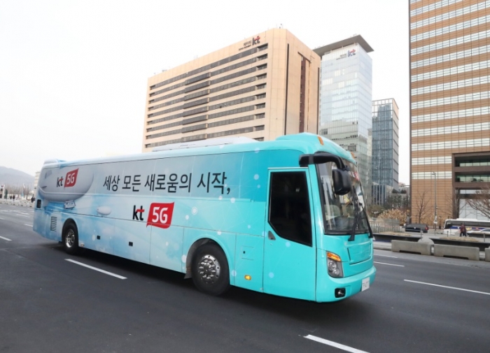 KT가 서울 도심에서 운영하는 5G 체험버스
