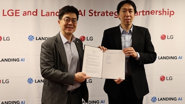 박일평 LG전자 CTO 사장(왼쪽)과 앤드류 응 랜딩에이아이 CEO가 협약식 후 기념촬영을 하고 있다. (사진=LG전자)