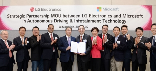 LG전자가 현지시간 7일, 라스베이거스 컨벤션센터에서 마이크로소프트와 인공지능 자율주행 SW 개발을 위한 업무협약(MOU)를 체결했다.(사진=LG전자)