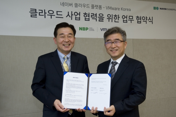 왼쪽부터 김태창 NBP 클라우드 사업 본부장과 전인호 VMware Korea 사장(이미지=네이버)