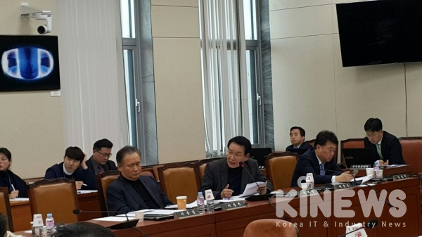 변재일 의원이 황창규 KT 회장에게 화재 사건에 대해 질문하고 있다