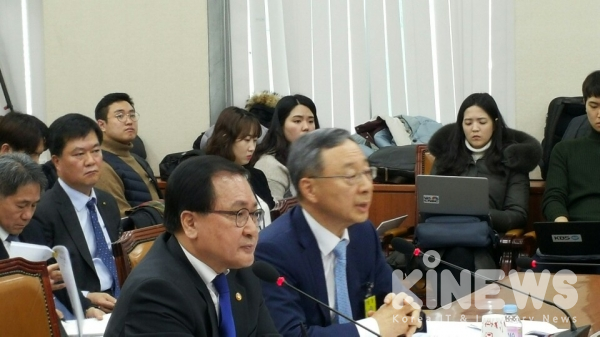 황창규(오른쪽) KT 회장이 국회 과방위 전체회의에 참석해 의원들의 질의에 답변하고 있다.