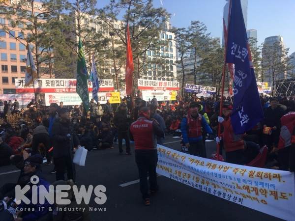 2018년 12월 20일 진행된 택시총파업 모습. 시위 참가자들이 '카카오 카풀 사업 즉각 철회하라'는 문구의 플래카드를 들고 행진 중이다.