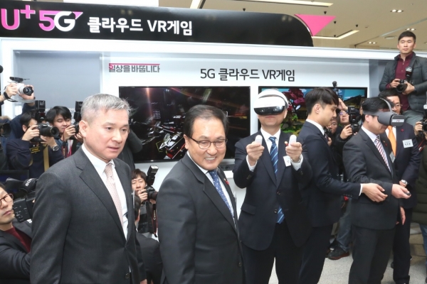 유영민 과학기술정보통신부 장관(우측)과 하현회 LG유플러스 부회장이 5G 클라우드 VR게임을 체험하고 있는 모습.