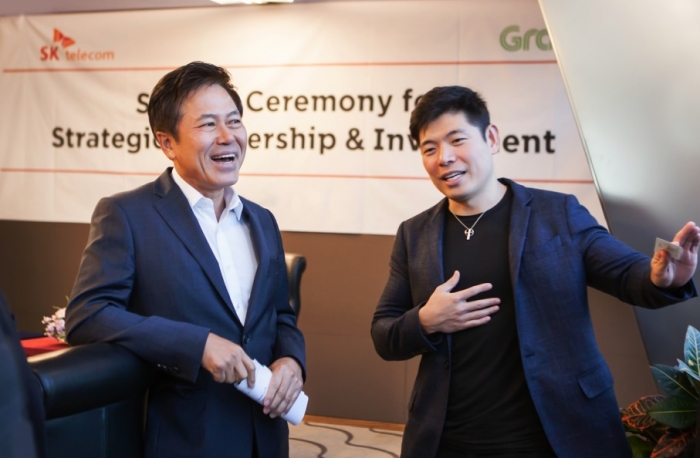SK텔레콤 박정호 사장(사진 왼쪽)과 그랩의 앤서니 탄(Anthony Tan) CEO가 '맵&내비게이션' 관련 사업 추진을 위한 JV '그랩 지오 홀딩스(Grab Geo Holdings)' 설립 협약을 체결 후 양사의 적극적인 협업을 약속하며 환담을 나누고 있다.