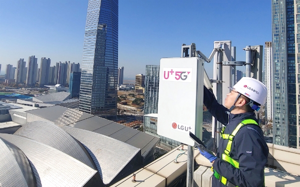 LG유플러스 협력사 직원이 5G 네트워크 조기 확대을 위해 기지국을 설치하고 있다 (사진=LG유플러스)