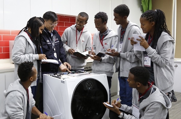 7일 학생들이 LG 시그니처 세탁기를 수리하는 방법에 대해 설명을 듣고 있다.(사진=LG전자)