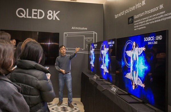 삼성전자 연구원이 2019년형 QLED 8K의 화질을 시연하고 있다.(사진=삼성전자)