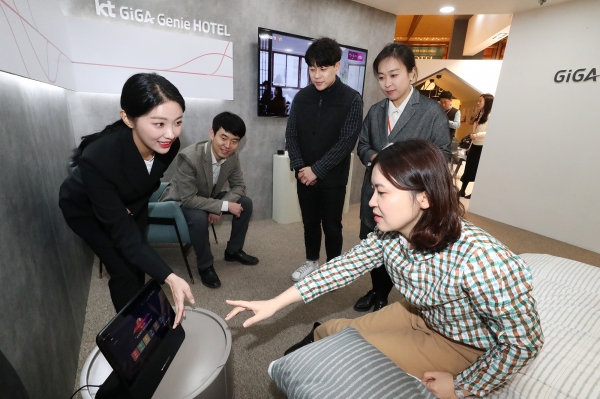 13일 서울 강남구 코엑스에서 열린 2019 호텔페어에서 관람객들이 기가지니 호텔 서비스를 체험하고 있다 (사진=KT)
