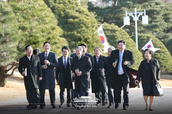 지난 1월 대통령과 기업인들의 청와대 산책 중, 문재인 대통령 오른편에서 방준혁 넷마블 의장이 걷고 있다. (이미지=청와대)