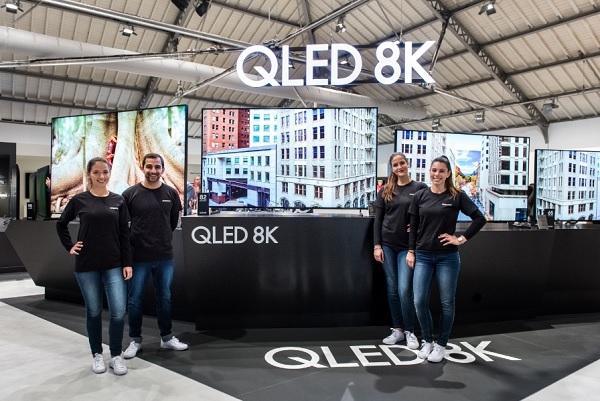 삼성전자 모델들이 'QLED 8K 사이니지'를 소개하고 있다.(사진=삼성전자)