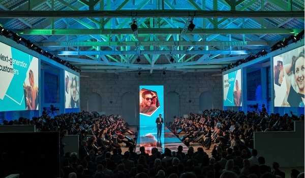 13일(현지시간) 포르투에서 진행된 '삼성포럼 유럽 2019' 미디어데이에서 삼성전자 유럽총괄의 가이 킨넬 상무가 2019년형 QLED TV에 대한 발표를 하고 있다.(사진=삼성전자)