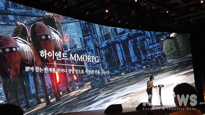 박재민 모바일 사업 본부장이 하이엔드MMORPG '트라하'를 소개하고 있다.