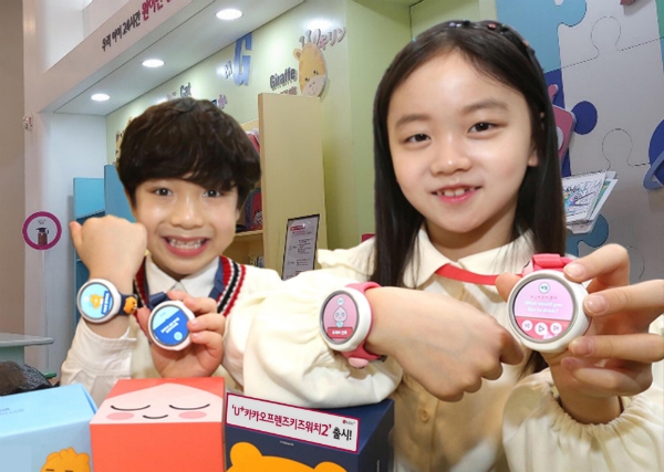 LG유플러스 어린이 모델이 'U+카카오프렌즈키즈워치2'을 소개하고 있다 (사진=LG유플러스)