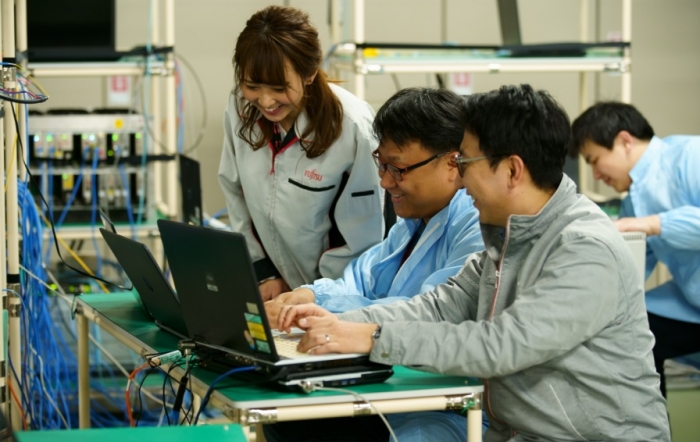 이달 초 일본 신가와사키에 위치한 후지쯔 연구소에서 KT, 후지쯔, 솔리드 연구원들이 5G 프론트홀 연동 테스트를 하고 있다.