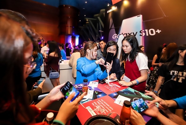 21일(현지시간) 싱가포르에서 진행된 '갤럭시S10' 출시 행사 참석자들이 제품을 체험하고 있는 모습(사진=삼성전자)