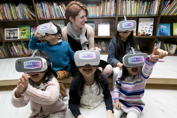 청담러닝 아이가르텐(i-GARTEN) 수업에서 아이들이 KT ‘기가 라이브 TV’로 360도 VR 영상을 체험하고 있다.(이미지=KT)