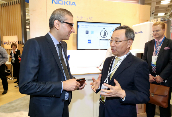 황창규 KT 회장이 MWC 아메리카 전시회장에서 노키아 라지브 수리 CEO와 담소를 나누고 있다.(사진=KT)