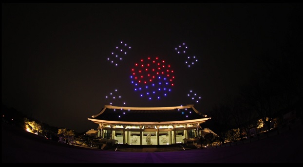 독립기념관 앞마당에 수 놓은 태극기를 표현한 군집드론 비행장면