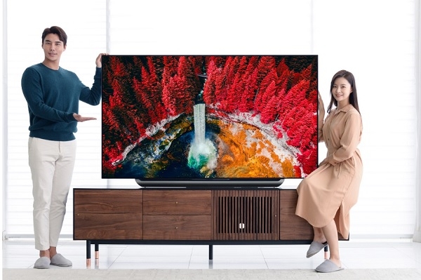 모델들이 '2세대 인공지능 알파9' 프로세서로 더 강력해진 2019년형 LG 올레드 TV AI 씽큐 신제품(모델명: 77C9)을 소개하고 있다.(사진=LG전자)
