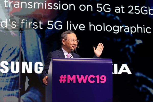 황창규 KT 황창규 회장이 25일 스페인 바르셀로나에서 개막한 MWC 2019에서 ‘5G와 차세대 지능형 플랫폼을 지금 실현하다(Now a Reality, KT 5G and the Next Intelligent Platform)를 주제로 기조연설 하고 있다. (사진=KT)