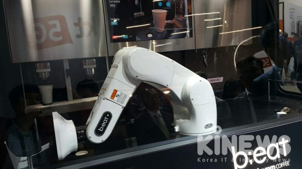 KT-달콤커피 2세대 AI 로봇 커피 머신