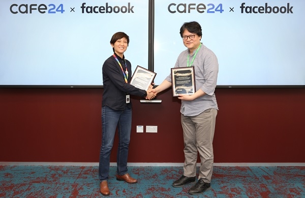 이재석 카페24 대표(우)와 카렌 테오 페이스북 아시아태평양 중소비즈니스 총괄이 협약서를 교환한 후 기념촬영을 하고 있다.(사진= 카페24)
