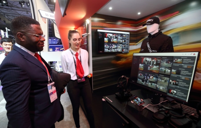 KT가 스페인 바르셀로나에서 열린 MWC 2019에서 5G 비디오 솔루션들을 공개했다. 25일(현지시간) KT 전시관 내 5G 360도 비디오 존에서 관람객이 관련 서비스를 체험하고 있다.